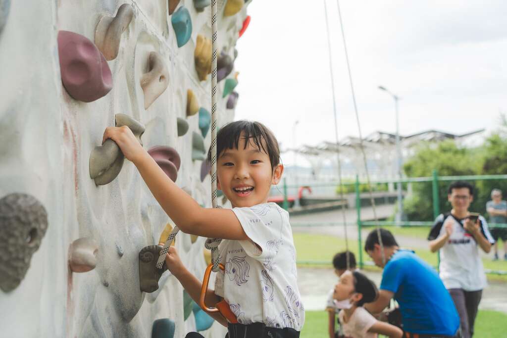 內湖休閒運動公園攀岩體驗營，小朋友開心學習攀岩(圖片來源：臺北市政府工務局衛生下水道工程處)