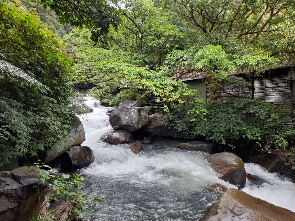 步道旁可见磺溪溪流多保持自然风貌，景观十分秀丽(图片来源：台北市政府工务局大地工程处)