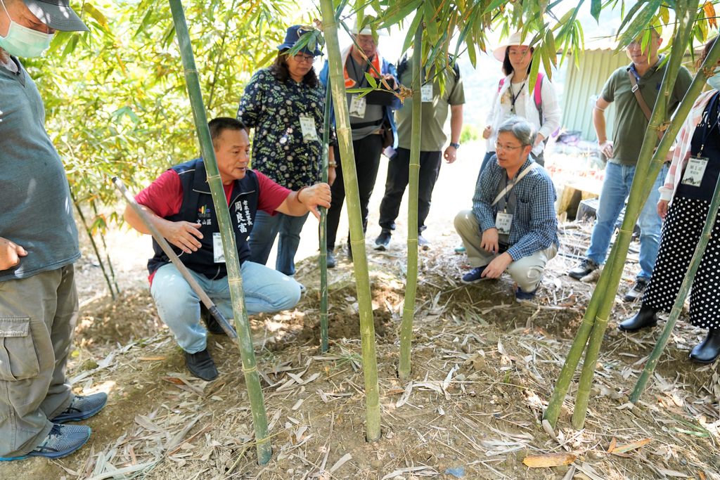 老泉里周良富里长为大家揭开笋农生活的神秘面纱，从种植、采摘到料理，带领民众全方位认识台北竹笋产业。(图片来源：台北市政府观光传播局)