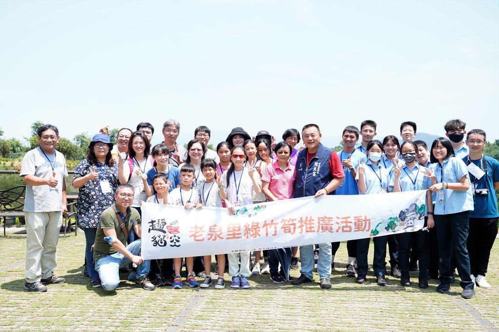 政大、东山高中师生及国小亲子参加「绿竹笋推广体验活动」，深入认识台北绿宝石产地。(图片来源：台北市政府观光传播局)