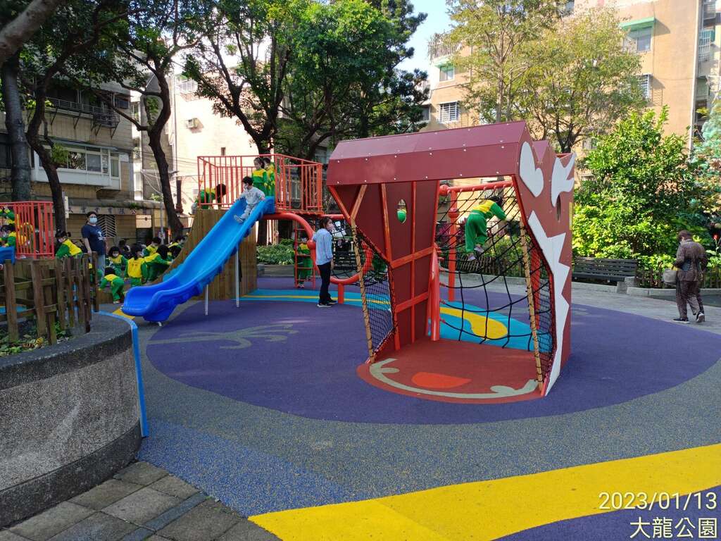 大龙公园龙造型组合游具(图片来源：台北市政府工务局公园路灯工程管理处)
