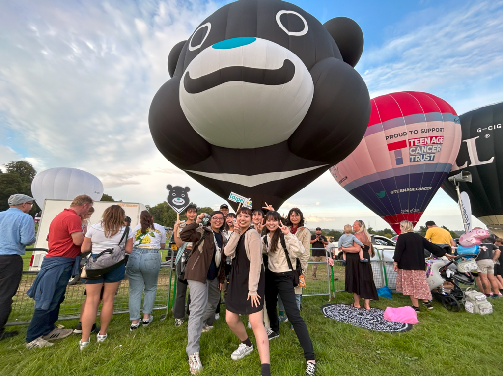 熊赞热气球吸引一群从英国各地前来的台湾朋友，热情为台北及台湾加油打气。(图片来源：台北市政府观光传播局)