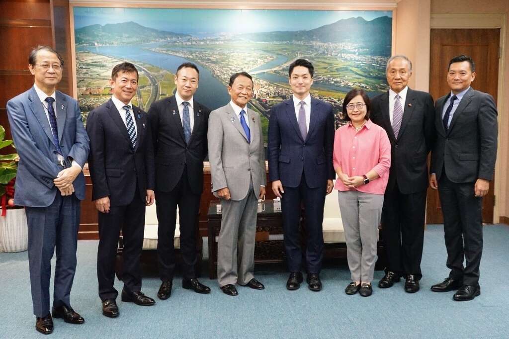 Former Japanese PM Makes Courtesy Call to Mayor Chiang
