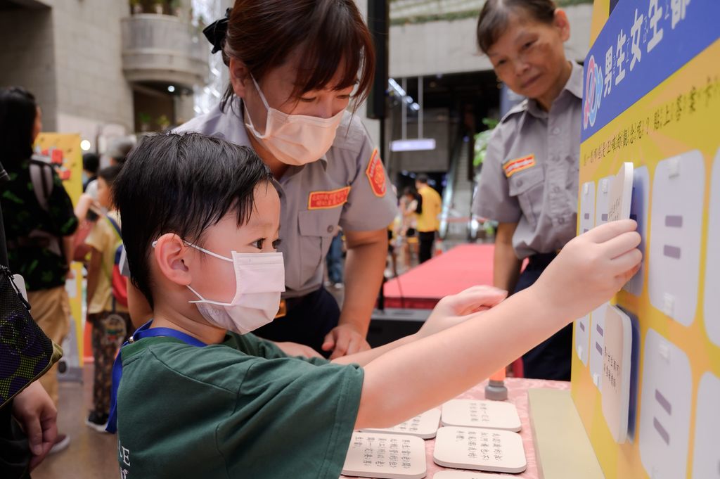 透過警察解說讓孩童學習自我保護意識(圖片來源：臺北市政府觀光傳播局)
