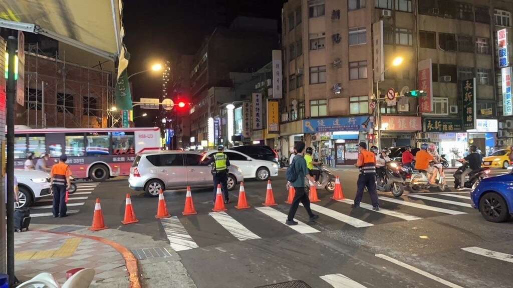 持續宣導交通擴大管制作為，提前疏導下班尖峰車流，並依現場狀況執行各項擴大疏導措施(圖片來源：臺北市政府警察局交通警察大隊)