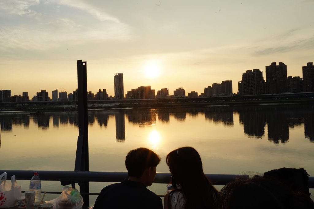 大稻埕夏日節進入倒數階段，歡迎民眾白天到河岸賞夕陽餘暉，夜晚一同迎接壓軸煙火秀。(圖片來源：臺北市政府觀光傳播局)