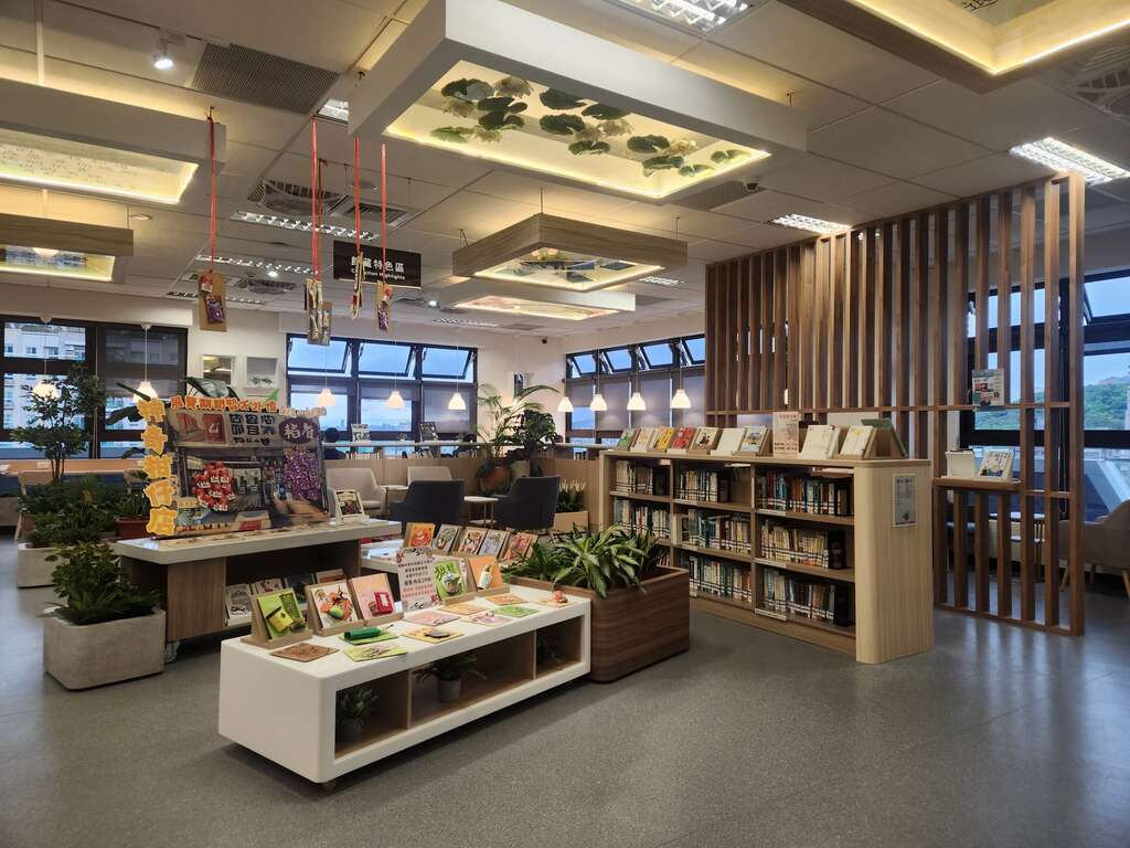 7楼馆藏特色区配置阅览沙发以及众多绿意盎然的植栽，彷佛坐在田园中阅读(图片来源：台北市立图书馆)