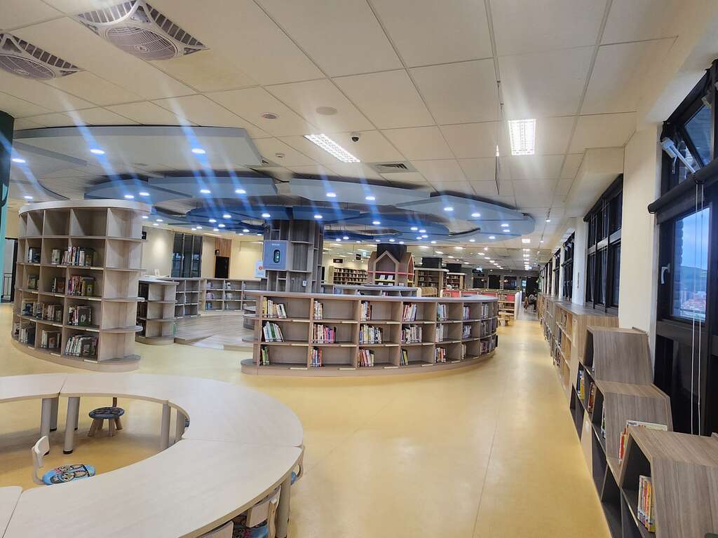 8樓兒童閱覽區提供小朋友在大樹底下閱讀，也可以在塗鴉牆上盡情發揮創意(圖片來源：臺北市立圖書館)