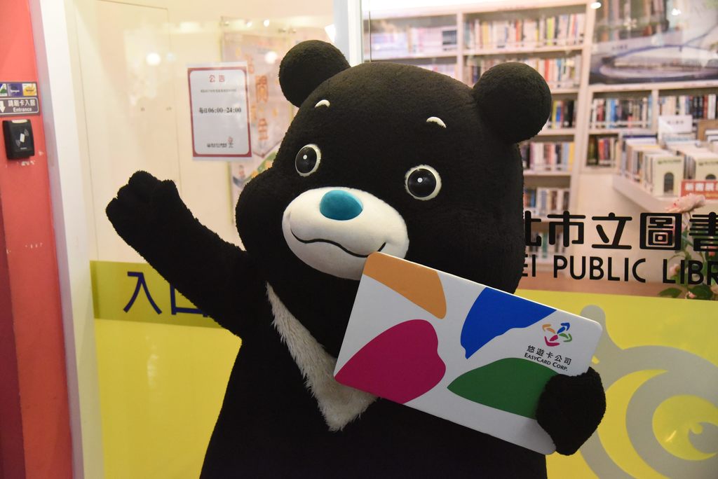 来『追』我啊！熊赞邀大家一起到东区地下街达成粉丝任务：在智慧图书馆分享最喜欢的一本书，地下街吃美食 甜点也可以喔(图片来源：台北市政府观光传播局)