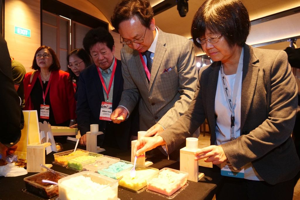 童振源大使、陳淑慧局長及新加坡業者體驗糕餅DIY