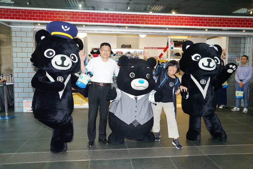 观传局长陈淑慧（右）、台铁局长杜微携手台北市吉祥物熊赞及台铁吉祥物「铁鲁」、「汉娜酱」推广熊赞纪念品及台铁便当。(图片来源：台北市政府观光传播局)