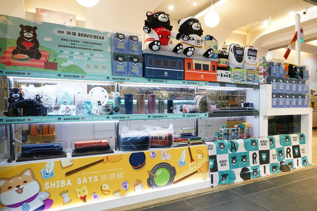 熊讚紀念品今年7月起已在全臺6間臺鐵夢工場上架販售。(圖片來源：臺北市政府觀光傳播局)