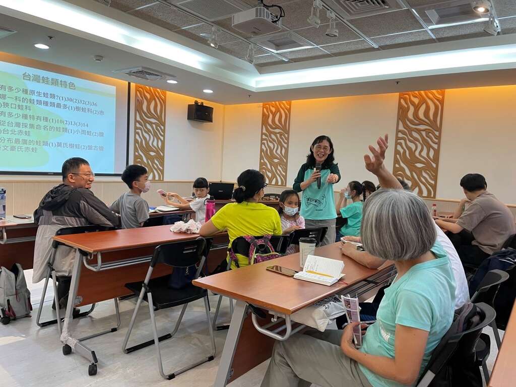 杨懿如老师与参与学员在课堂上进行脑力激荡的互动问答。(图片来源：台北市政府观光传播局)