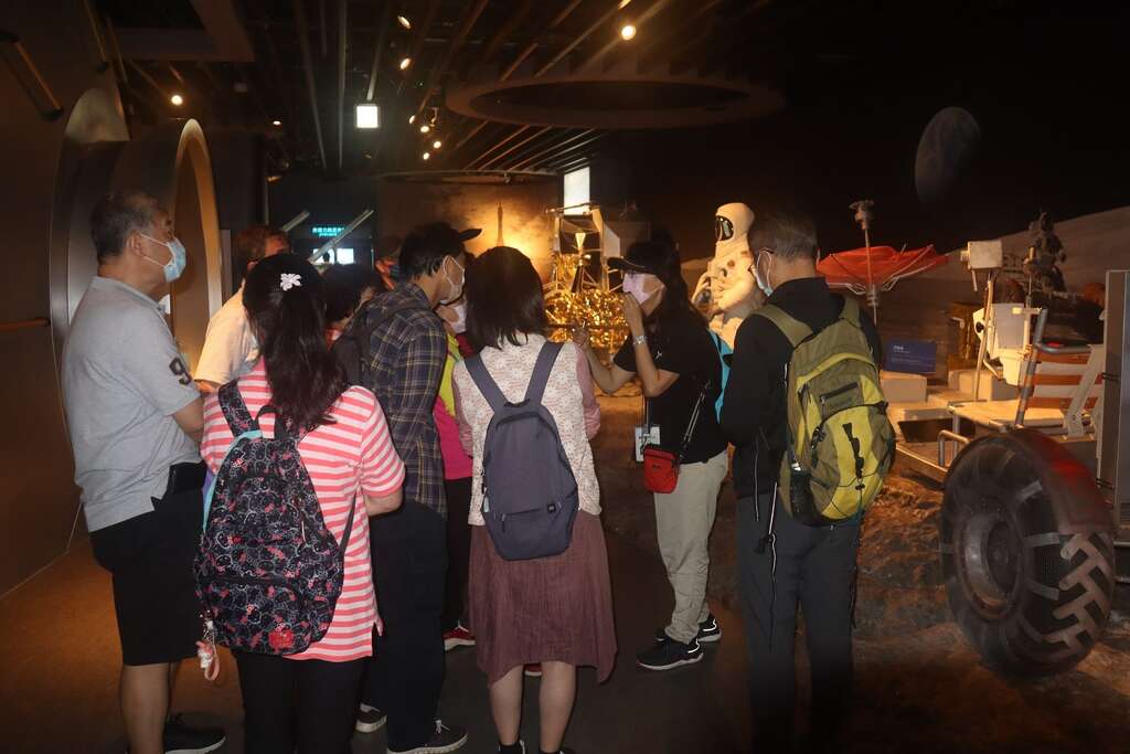 樂齡談天活動展示場專人導覽(圖片來源臺北市立天文科學教育館：)