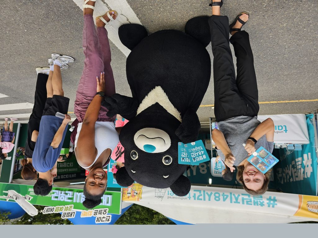 台北城市吉祥物熊赞向国际游客推广台北城市形象及「挑战48小时旅游体验」。(图片来源：台北市政府观光传播局)