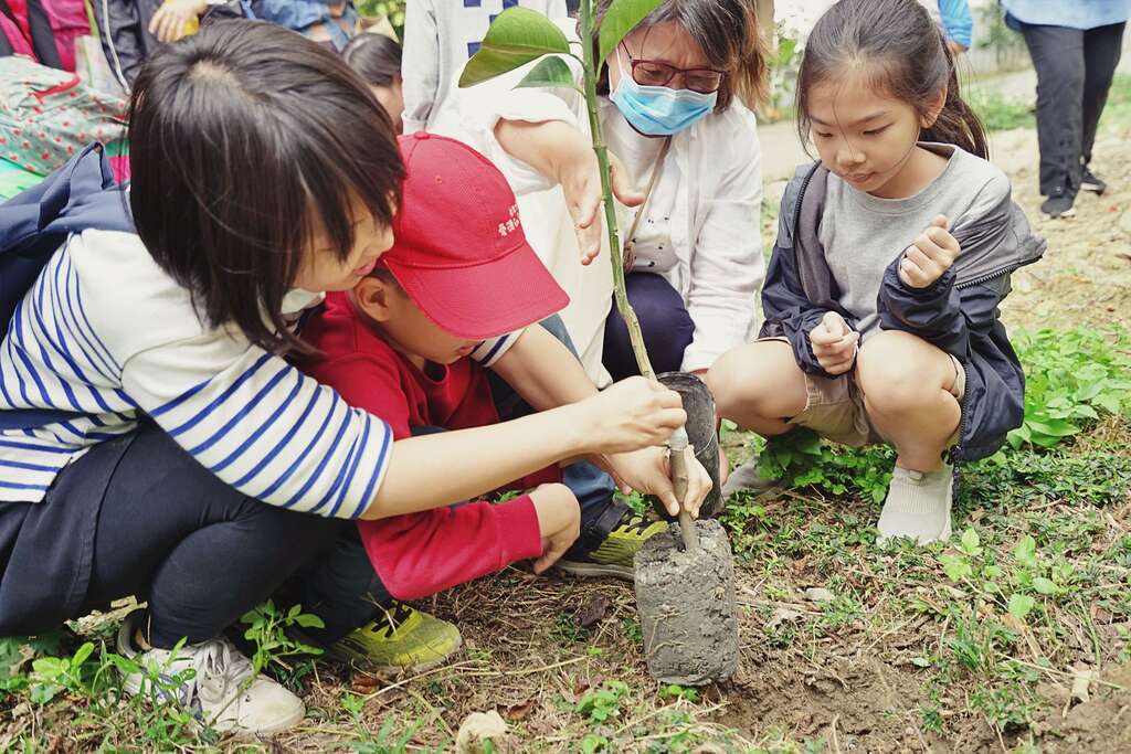 親子種樹苗活動(圖片來源：臺北市政府客家事務委員會)