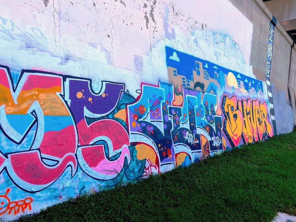 北市河滨涂鸦墙已经刷白 欢迎大家来创作 (溪州涂鸦墙)(图片来源：台北市政府工务局水利工程处)