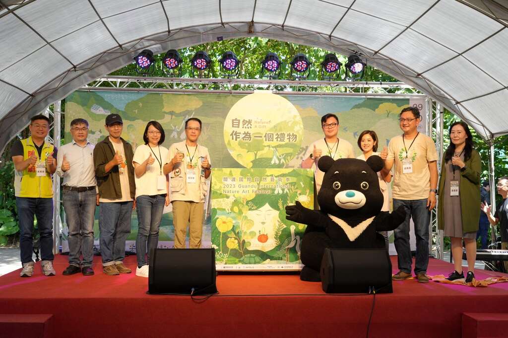 臺北市產業發展局陳俊安局長10日出席 「關渡國際自然藝術季」開幕儀式與多位貴賓合影留念(圖片來源：臺北市動物保護處)