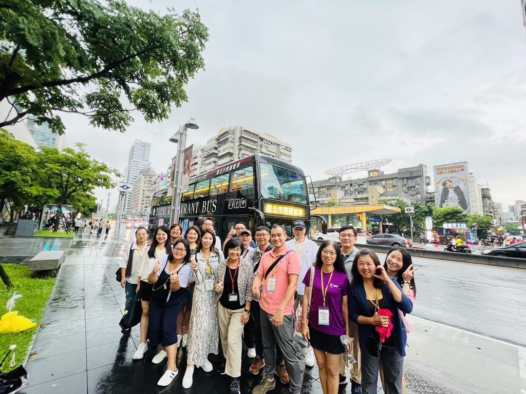 旅行業者表示，臺北市雙層餐車既是體驗亦是餐廳，搭配信義區摩登景色，具有獨到特色。(圖片來源：臺北市政府觀光傳播局)