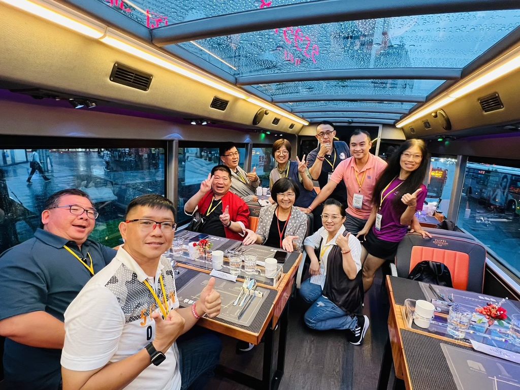 臺北市觀傳局辦理旅行業者熟悉之旅踩線，局長陳淑慧與業者交流熱絡。(圖片來源：臺北市政府觀光傳播局)