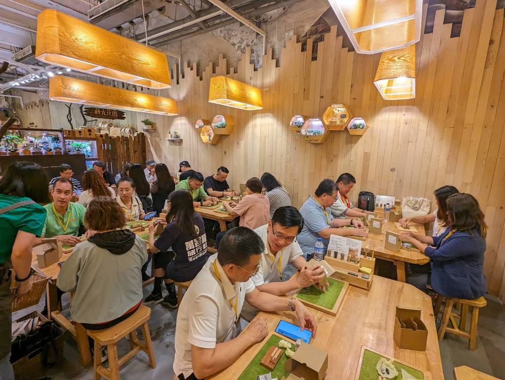 旅行業者體驗華山文創園區創意手作活動。(圖片來源：臺北市政府觀光傳播局)