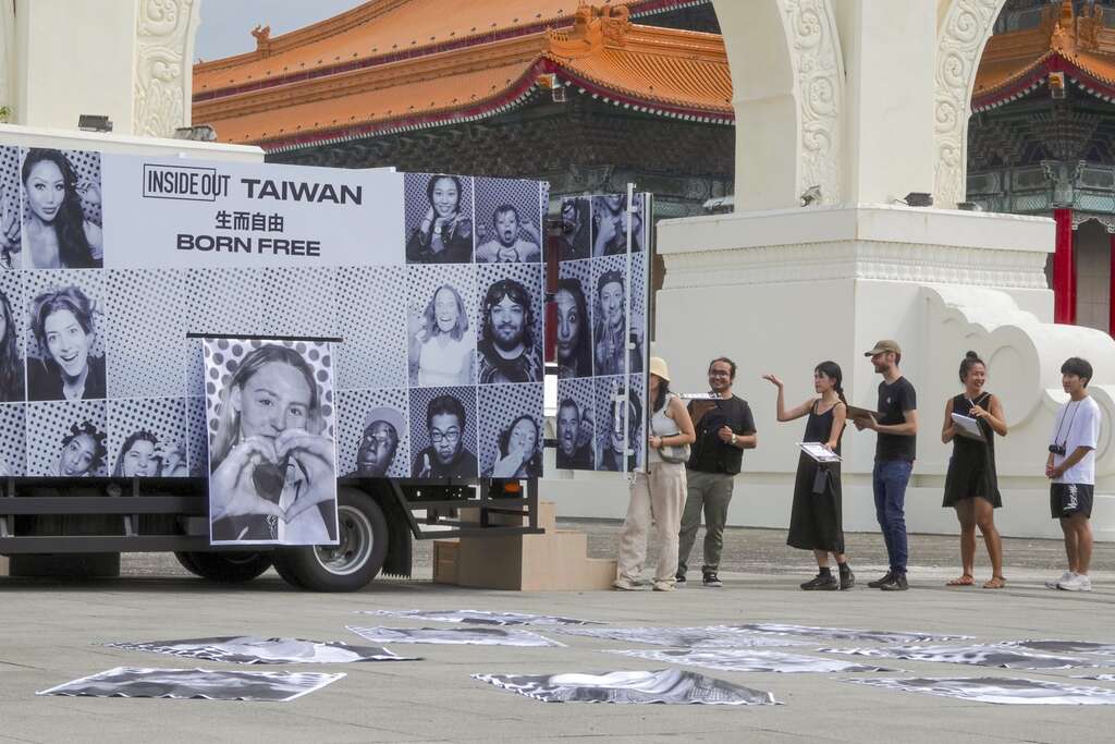 除了拍摄照片，白昼之夜与JR团队还特别邀请拍摄者留下120秒对「生而自由」主题的阐述，让全世界都听到(图片来源：台北市政府文化局)