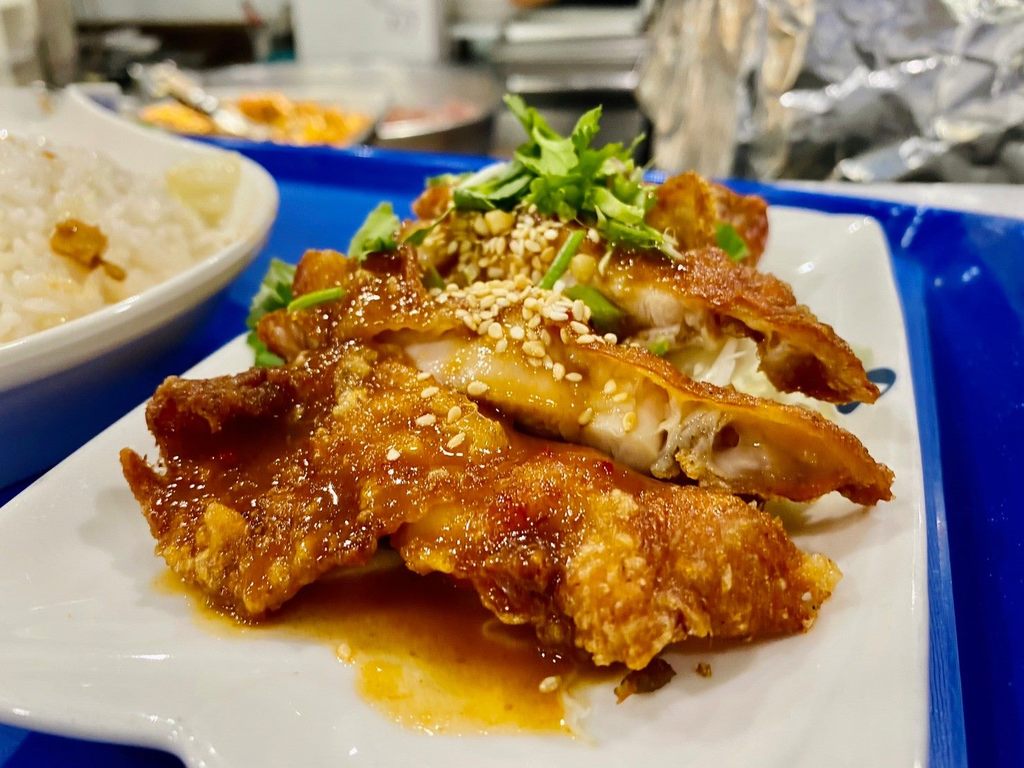 星爺排骨的泰式椒麻雞飯(圖片來源：臺北市政府觀光傳播局)