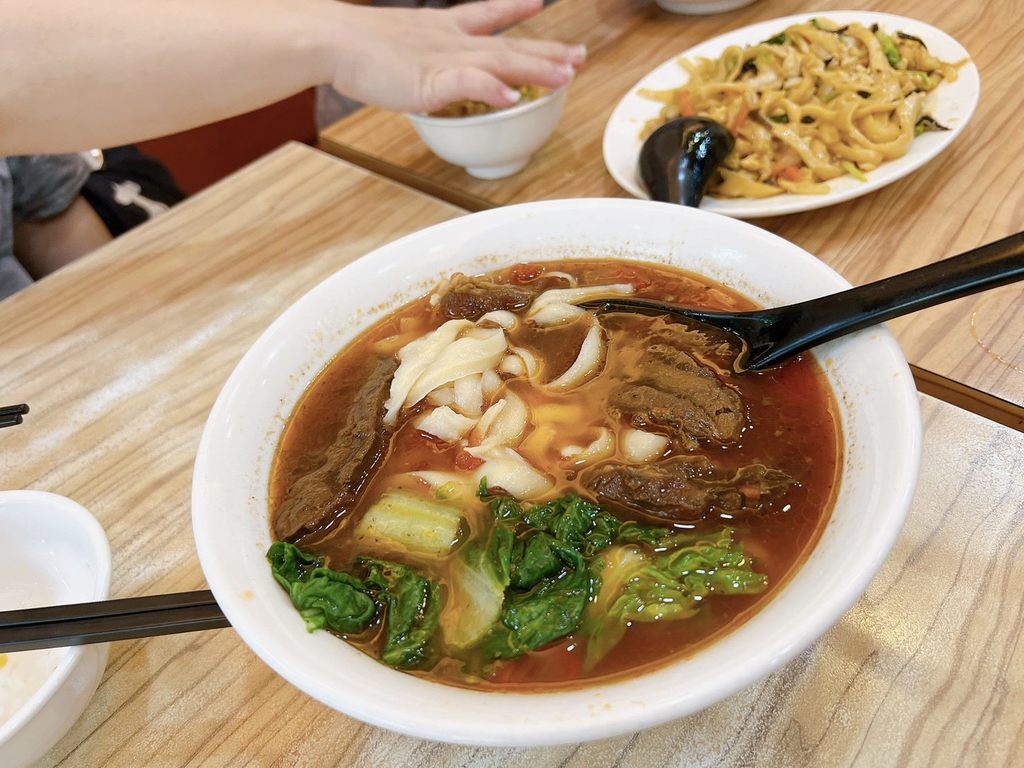 達人麵館的紅燒牛肉麵和木須炒麵(圖片來源：臺北市政府觀光傳播局)