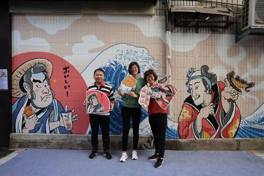民众在彩绘故事墙前拍照留念(图片来源：台北市商业处)
