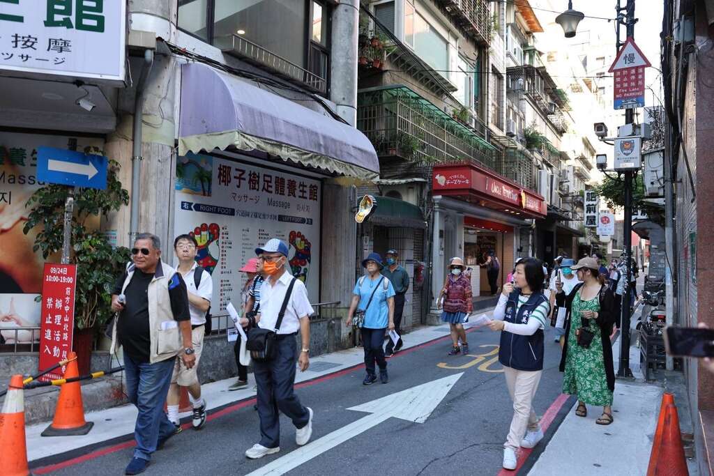 民眾參與「條通藝文走讀」品味商圈故事(圖片來源：臺北市商業處)