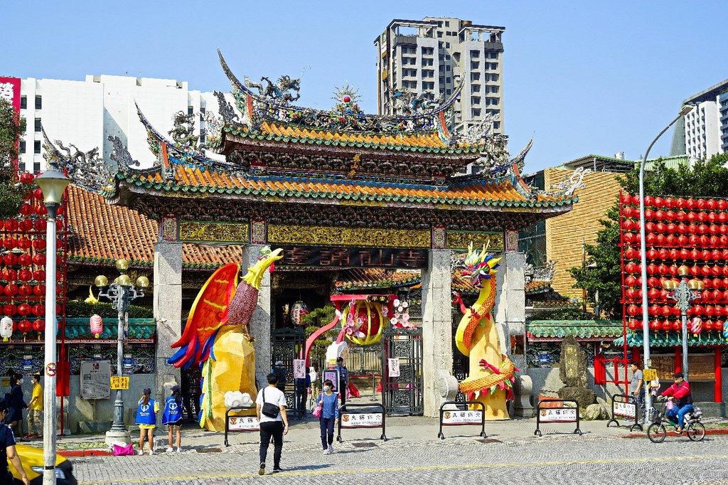 艋舺龍山寺香火鼎盛，歷史悠久(圖片來源：臺北市政府觀光傳播局)