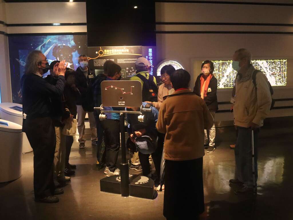 樂齡談天活動專人導覽展示場(圖片來源：臺北市立天文科學教育館)