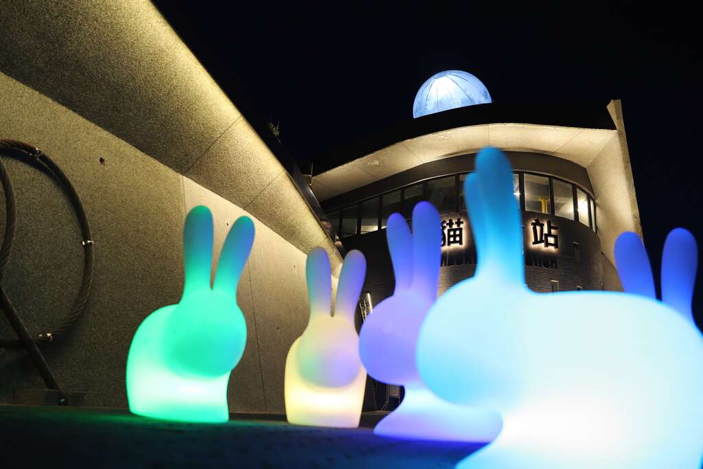 晚上可爱兔灯座椅(图片来源：台北大众捷运股份有限公司)