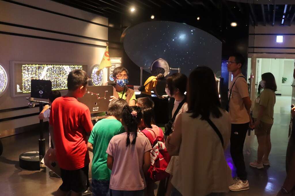 活動中由專業老師配合實體模型解說(圖片來源：臺北市立天文科學教育館)