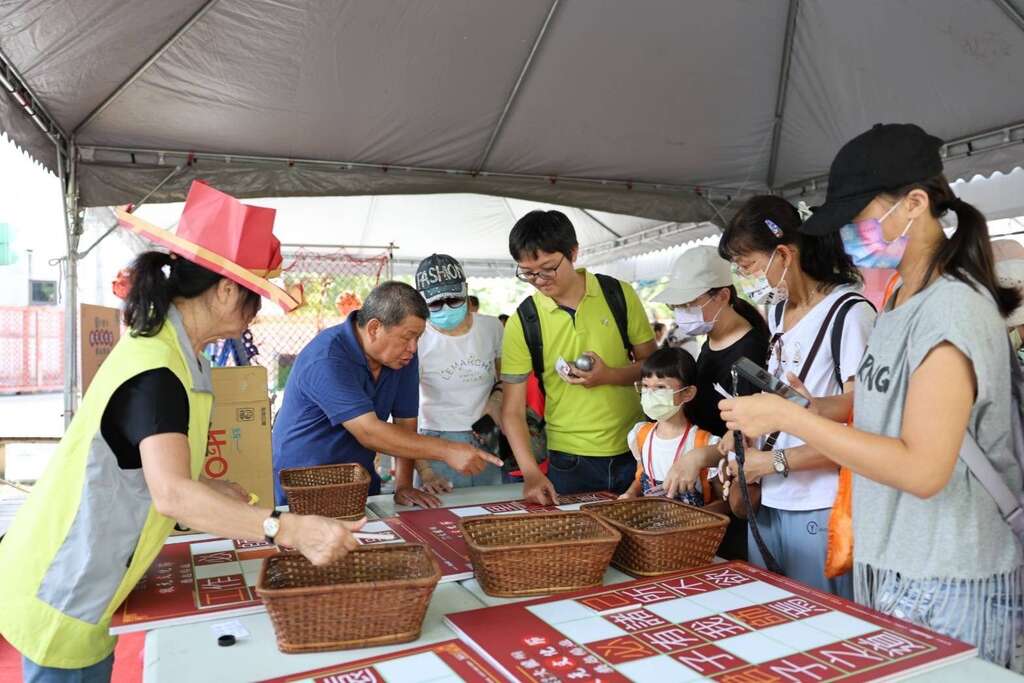 民众参与「六艺闯关大挑战活动」，完成闯关集章即可带走祈福状元笔(图片来源：台北市商业处)