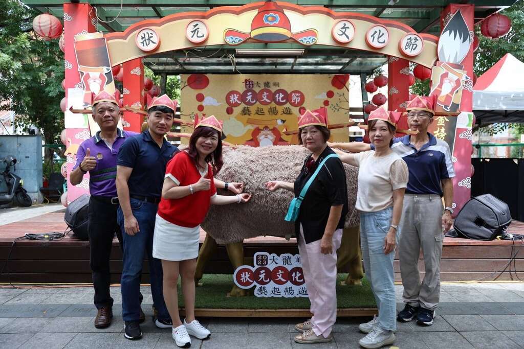 高振源处长与贵宾一同体验拔金毛(图片来源：台北市商业处)