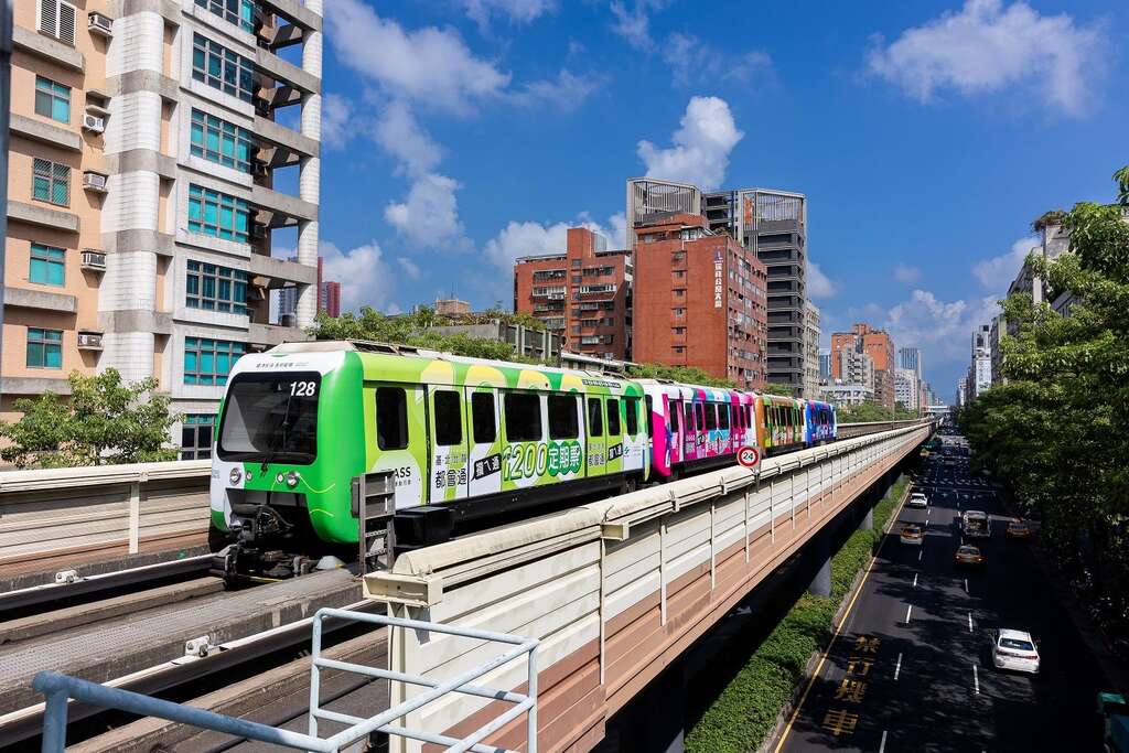 捷净生活．文湖线ESG彩绘列车(图片来源：台北大众捷运股份有限公司)