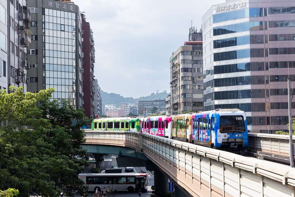 捷净生活．文湖线ESG彩绘列车行进图(图片来源：台北大众捷运股份有限公司)