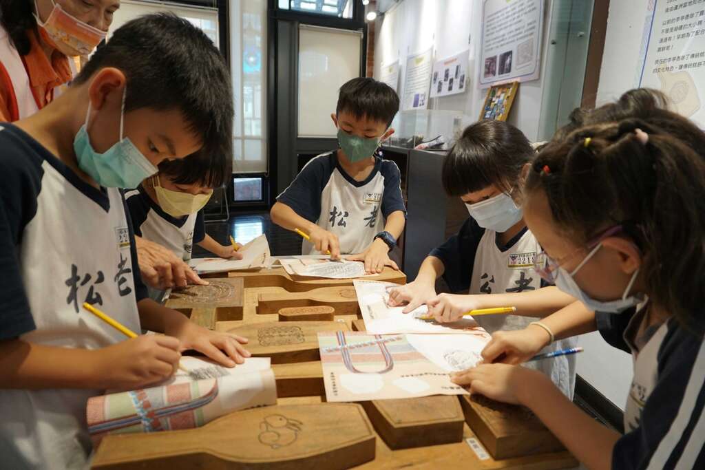 臺北市鄉土教育中心「百年風華大稻埕」特展 - 「李亭香餅舖」把糕餅模具做成拓印體驗(圖片來源：臺北市政府教育局)
