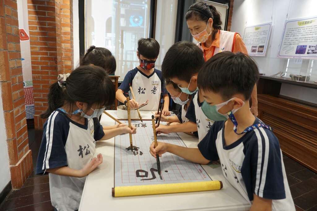 臺北市鄉土教育中心「百年風華大稻埕」特展 -「林三益」帶來最經典的毛筆及練習布(圖片來源：臺北市政府教育局)