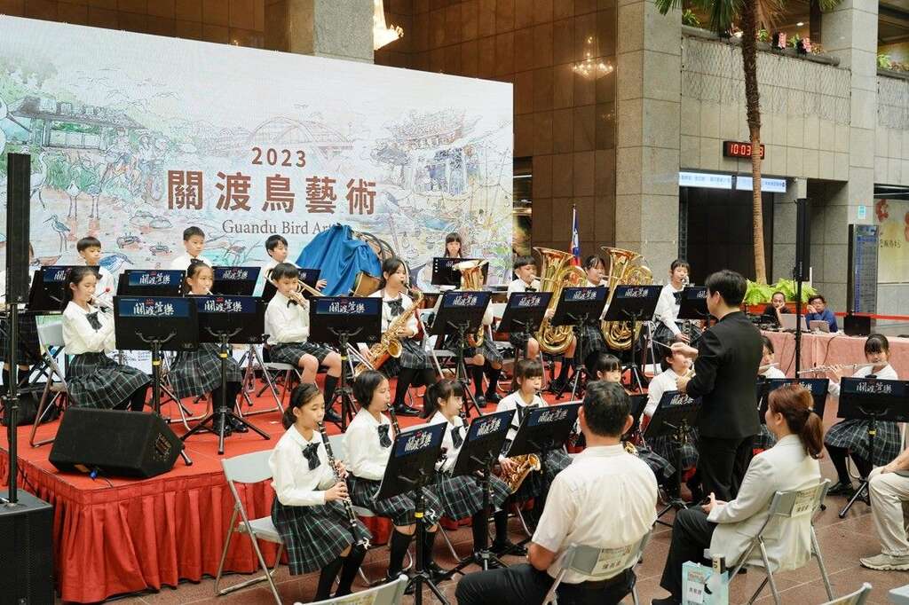 关渡国小管乐团演奏关渡之歌迎接关渡鸟艺术活动(图片来源：台北市动物保护处产业保育组)
