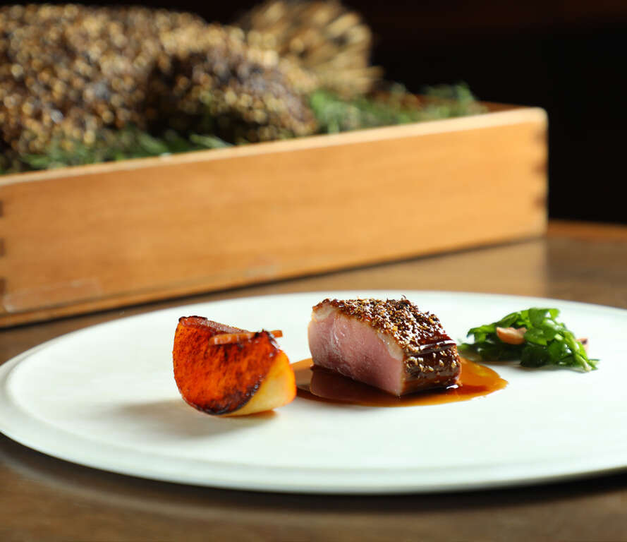 「RAW」用新鲜食材制作的「阿彼修斯香料血鸭」，是一道向法国名厨Alain Senderens致敬，而闻名美食界的料理。（摄影／何宗昇）