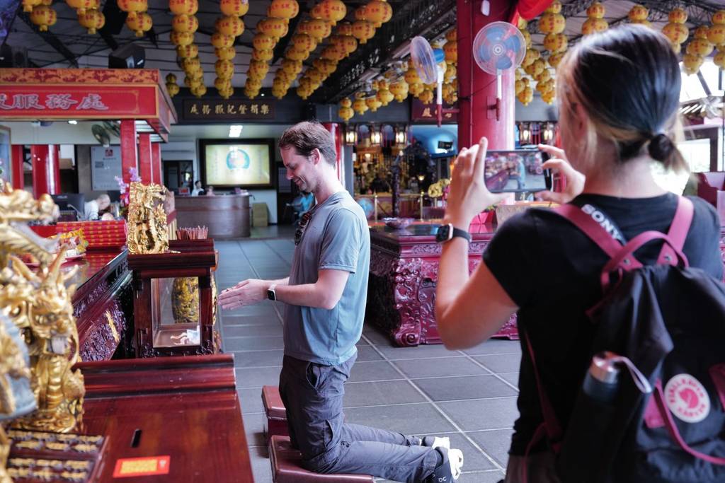 英国部落客Suitcase Monkey前往指南宫体验在地宗教文化(图片来源：台北市政府观光传播局)