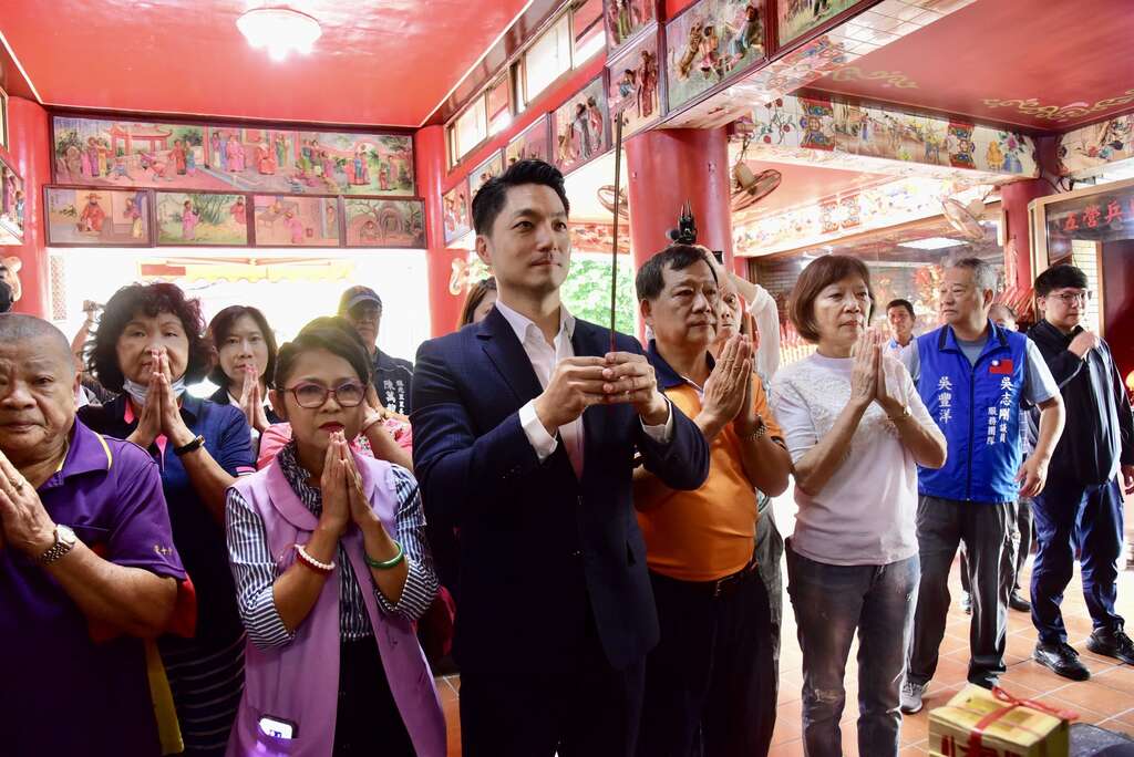 蔣市長於記者會前至福德爺長慶廟上香祈福