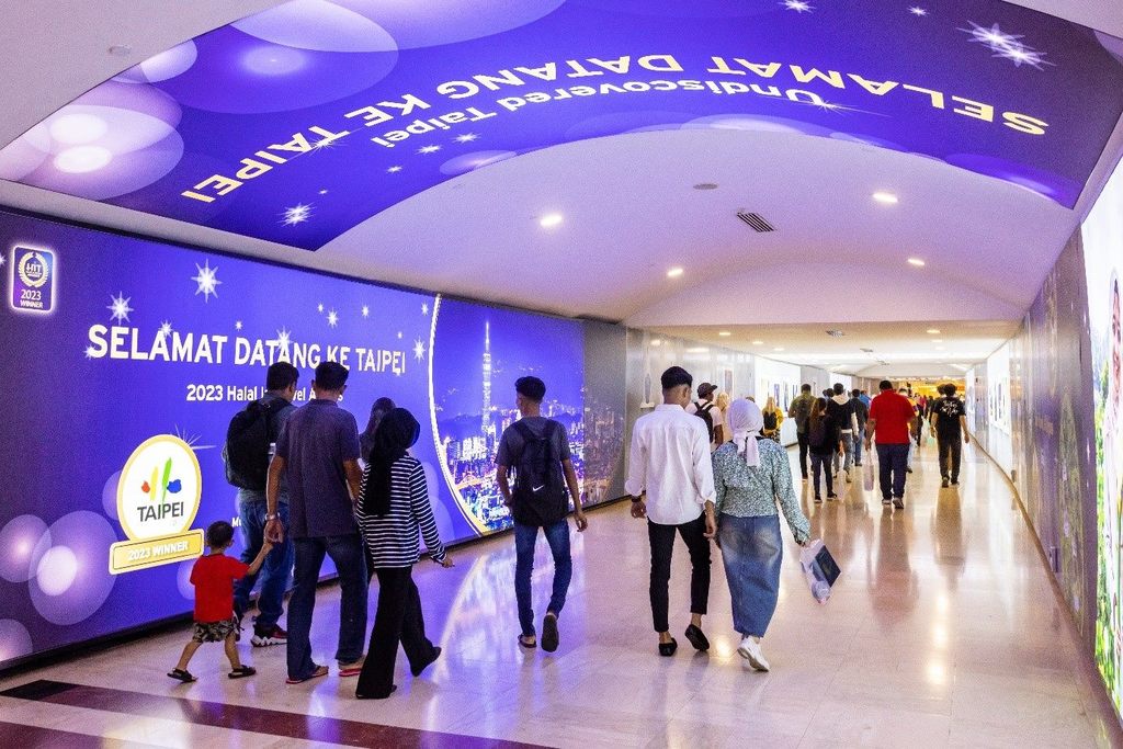 臺北市政府觀光傳播局於吉隆坡會展中心打造臺北意象廊道，邀請馬來西亞穆斯林旅客造訪臺北。(圖片來源：臺北市政府觀光傳播局)