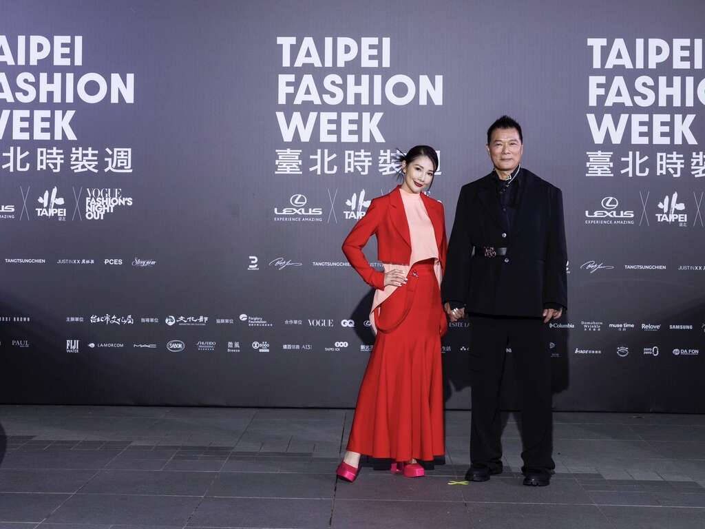 文化局蔡诗萍局长及POP Radio林书炜台长分别身穿PCES（畅芷荺、李玉琪、Bruno Chung）和BOB Jian简国彦的设计作品出席台北时装周大秀活动(图片来源：台北市政府文化局)