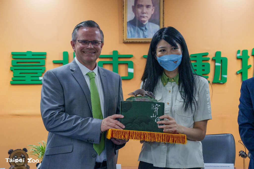 台北动物园以穿山甲保育意象致赠与休士顿动物园(图片来源：台北市立动物园)