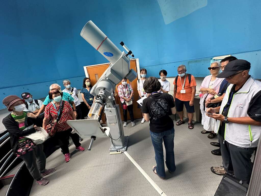 乐龄谈天活动参观观测室(图片来源：台北市立天文科学教育馆)