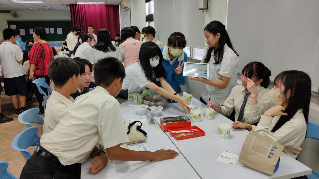 品嚐大稻埕美食(圖片來源：臺北市政府教育局)