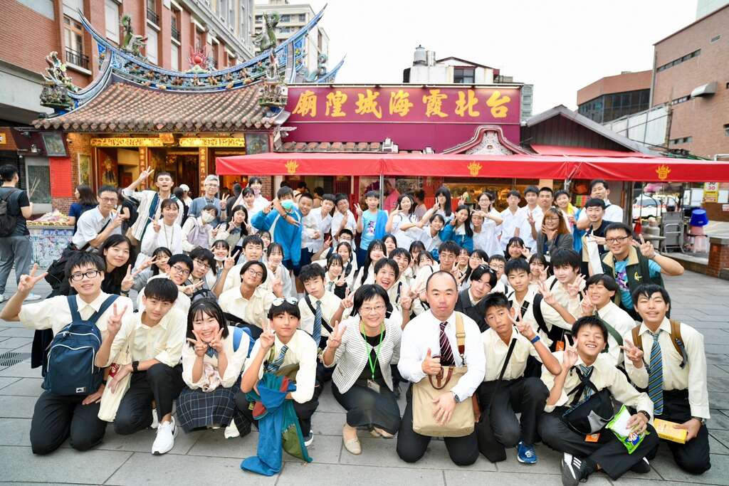 臺日師生大合照(圖片來源：臺北市政府教育局)